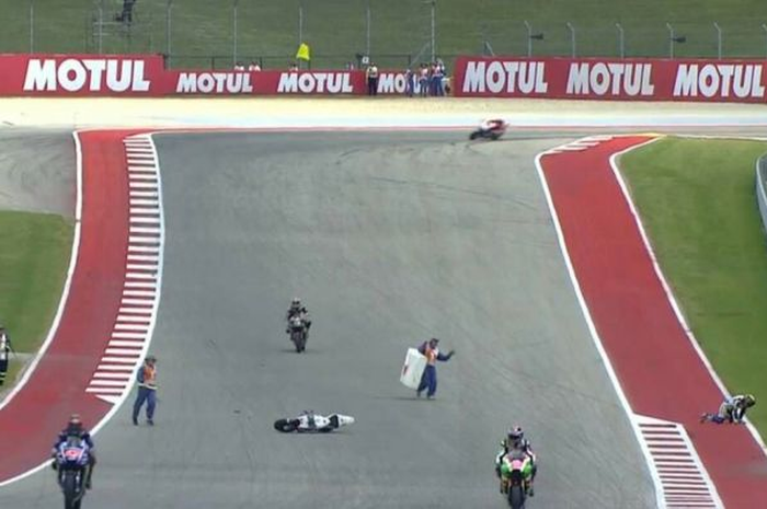 Karel Abraham cedera setelah senggolan dengan Alvaro Bautista di latihan kedua MotoGP Amerika