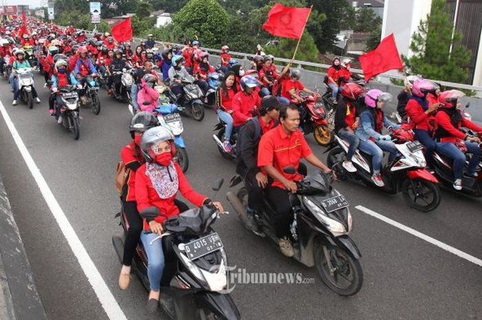 Baru terjadi ribuan peturing motor dari luar kota datang ke Istana Presiden 