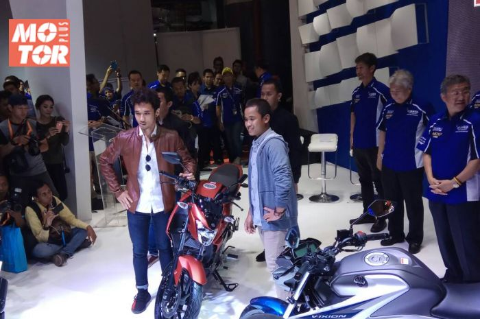 Sebab, meski sama-sama mengusung nama V-ixion keduanya punya spesifikasi yang berbeda loh.