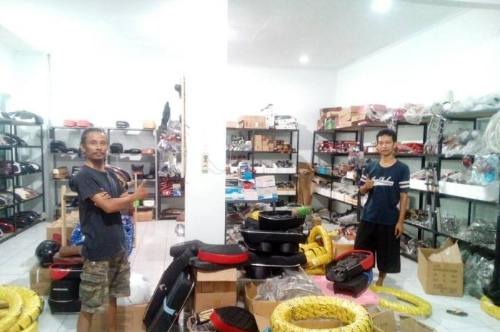 Dari 2006 dan buka lapak di pasar klithikan Jogja, Heru 'Toni Boster' sejak 2 bulan lalu fokus buka supermarket komponen modifikasi atau custom. 