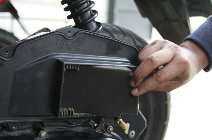Pilihan ganti saringan udara bisa dengan mengcustom yakni mengganti busanya saja, bisa juga dengan mengganti dengan barang aftermarket. Pilihan ada konsekuensinya. 