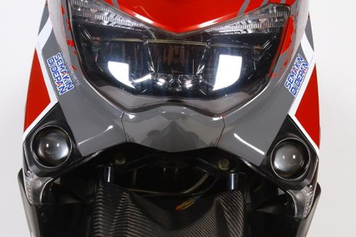 “Kalau dipasang di lampu sein, sudah ada yang bikin di Jogja! Kalau saya pribadi, lebih suka pakai foglamp ini di pinggir sok. Karena kalau belok, dia ikutan belok, sedangkan di lampu sein mah diem aja,” tukas Joddy Ario, modifikator dari JDM Project