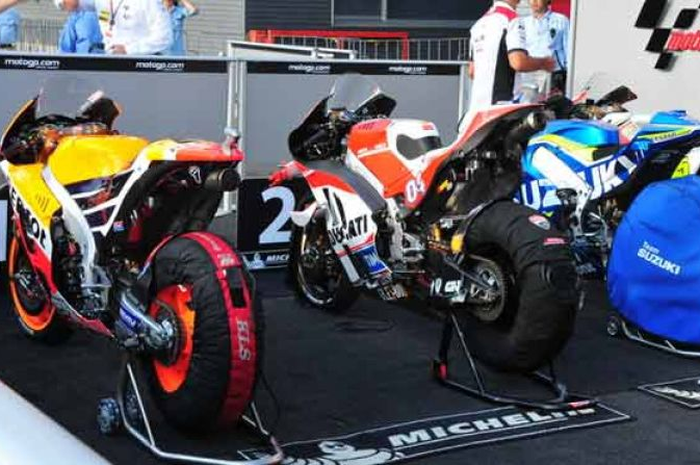 Di parc ferme atau area motor pemenang 1-3 MotoGP Jerez di parkir ada yang jadi pertanyaan. Ini misteri yang tidak pernah dilakukan sebelumnya.  