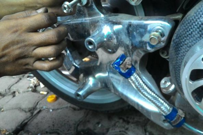 Pemilik motor matik yang membuka memasang lengan ayun pastikan 2 baut pengikatnya dikencangkan dulu 