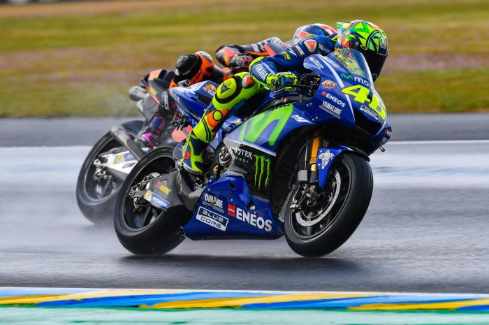 Artinya, Vinales dan Zarco melakukan perubahan ban belakang kompon soft di babak kualifikasi untuk mempertajam catatan waktu