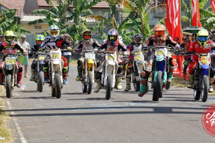 Kelas supermoto mulai di minati di ajang balap road race nih bro. KelasBisa dilihat dari gelaran FDR Sunday Race putaran pertama yang digelar di Sirkuit Selagalas Lombok (21/5). 