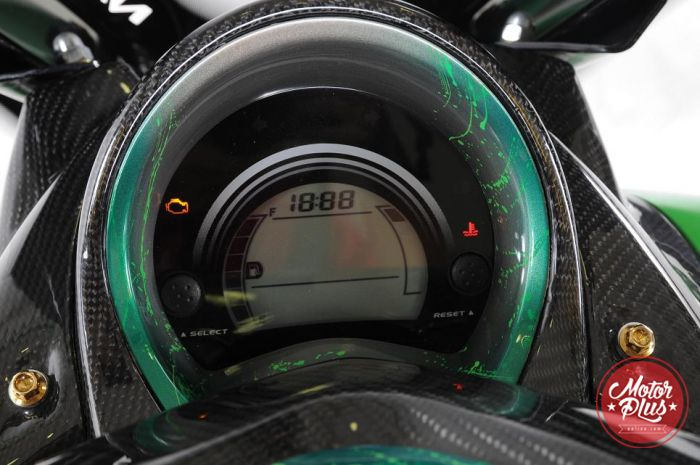 Buat pengguna Yamaha NMAX bisa cek kerusakan mesin lewat indikator yang ditampilkan di spidometer. Kurang lebih, sama seperti motor injeksi lainnya. 