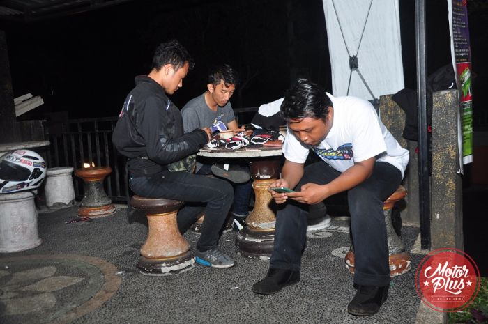 Masing-masing sibuk dengan ponselnya. Yang dekat jadi jauh, yang jauh jadi dekat.