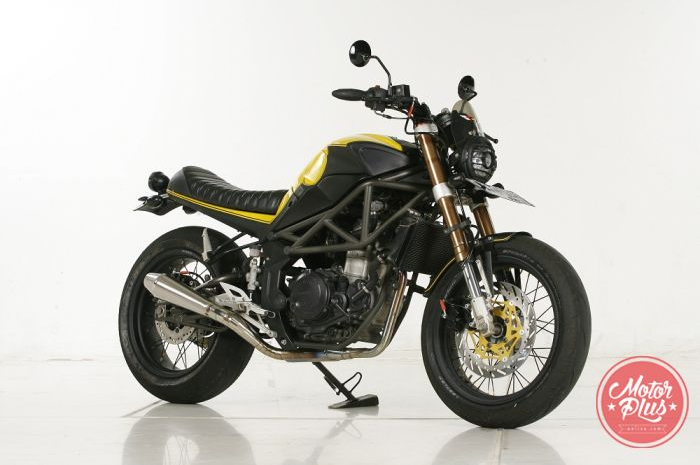 Ini adalah motor modif kolaborasi gaya scrambler-cafe racer dengan basis Minerva Megelli 250RV.