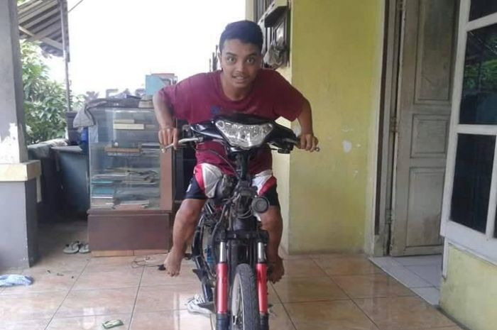 Sebelum status yang diposting tanggal 21 Mei dini hari yang jadi alat bukti kepolisian, enggak tahunya beberapa hari sebelumnya Yudha sempat berpose dengan motor andalannya