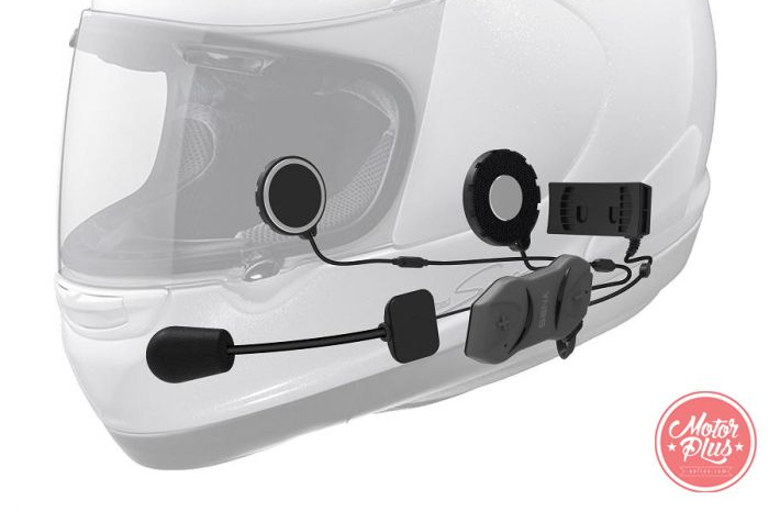 Dengan penggunaan Bluetooth Intercom, rider akan bisa berkomunikasi dengan yang lainnya. Tanpa perlu menggunakan isyarat atau mengobrol ketika masih di atas motor