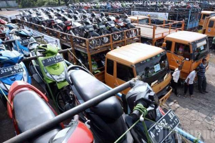 Motor dipaket ke kampung halaman, sobat bisa naik transportasi umum