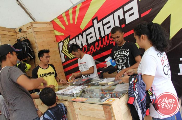 Pasalnya, design apparel masih oke dipakai gaul kemana saja. Pastinya bikin ganteng maksimal. Selain tunggangan yang sudah kece menggunakan part Kawahara Racing, biar lengkap ridernya juga harus kece dong! Hehe..