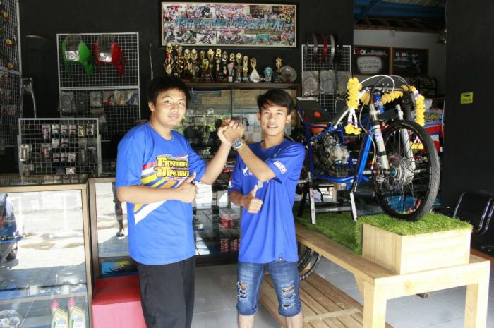 Pengen beli komponen racing merek UMA, enggak perlu ke Malaysia bro cukup datang ke Pratiwi Makmur Speed Shop Solo saja.

