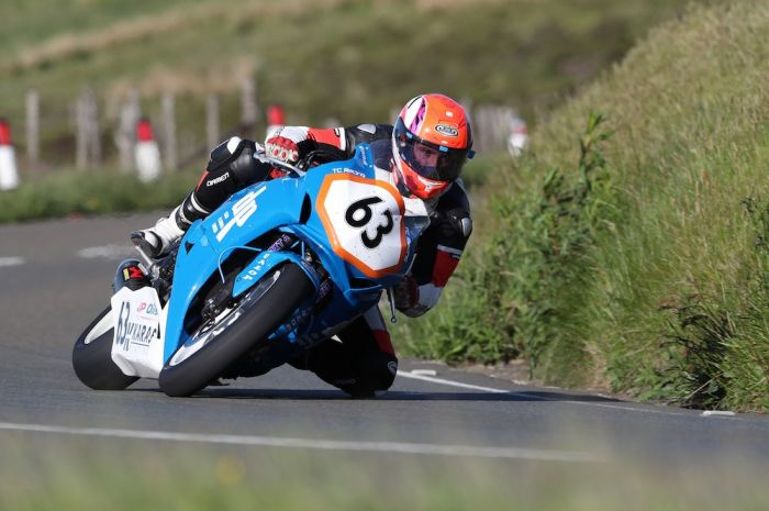 Jochem Van Den Hoek.Pembalap asal Belanda ini meninggal di balap keas Super Stock Isle Of Man TT 2017.

