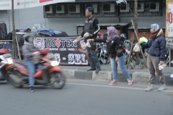 Komunitas penunggang Kawasaki Bajaj Pulsar 200NS, Naked Wolves Indonesia (NW-ID) Chapter Tangerang Selatan Melakukan kegiatan sosial berbagi takjil.

