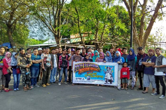 Dengan dikawal Banser dan Pemuda Ansor Rating Sugihwaras para bikers motor Itali ini riding keliling kota dari Pantai Widuri menuju panti asuhan di kota Pemalang