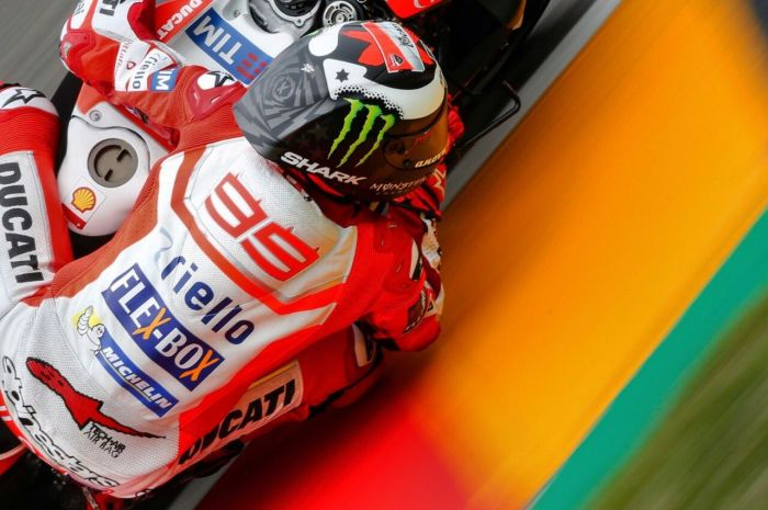 Tidak ada yang menduga pengoleksi tiga gelar juara dunia MotoGP itu bakal terpuruk bersama Ducati Corse  di musim 2017