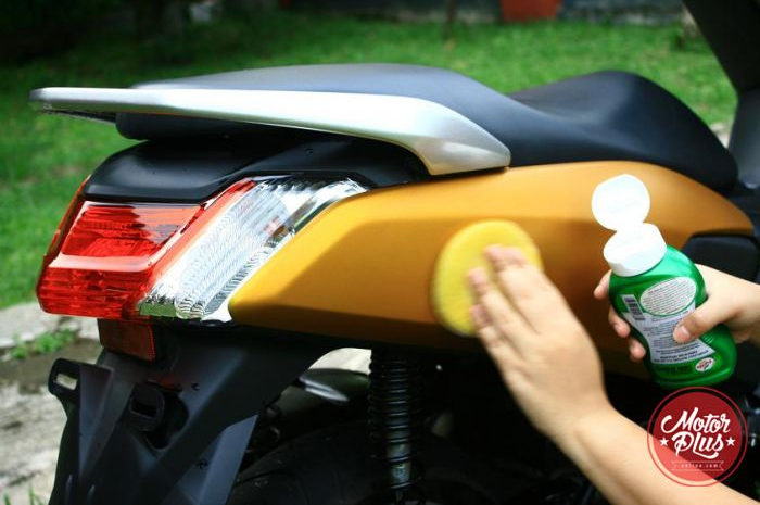 Namun, mencucinya jangan asal supaya kotoran yang menempel tidak menambah goresan pada bodi motor