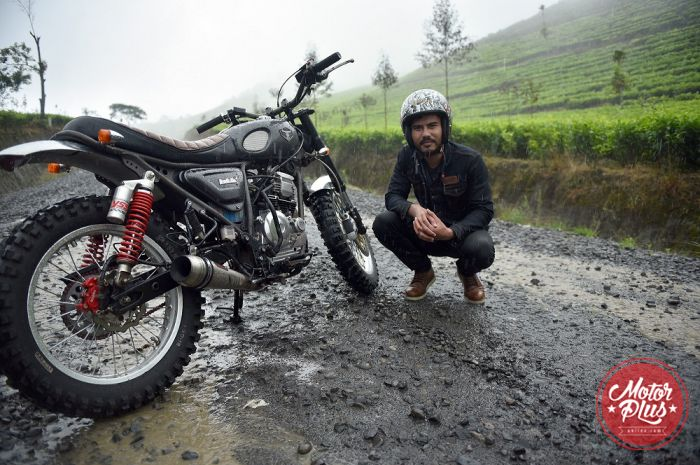 Doi salah satu lulusan ajang pencarian bakat tarik suara di televisi swasta yang memiliki cara sendiri menikmati motor kuztom.