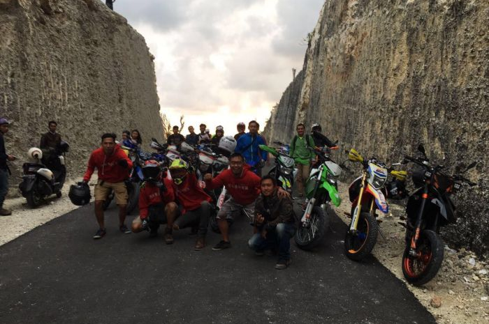 Perkumpulan penyuka supermoto yakni Supercetard 250 Up melaksanakan perjalanan turing yang start dari Surabaya (15/07) menuju Larantuka, Flores dengan tiba (23/07).