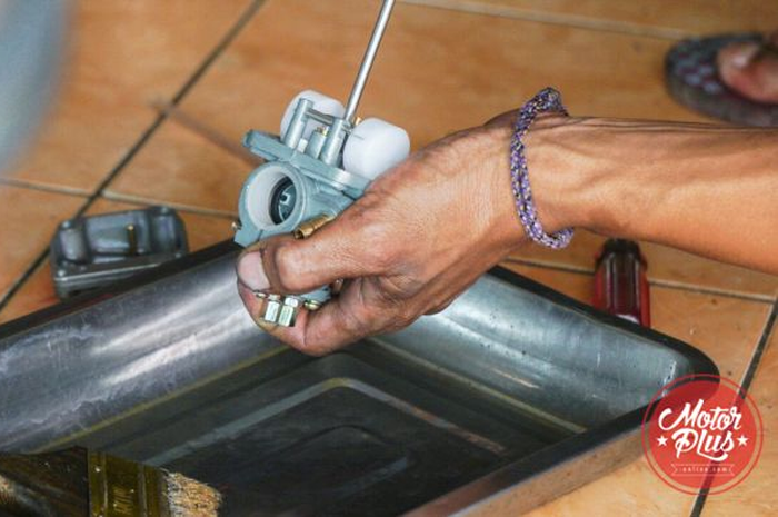 Karburator pada dasarnya sebagai tempat bercampurnya bahan bakar dengan udara sehingga nantinya akan menjadi kabut, kemudian pembakaran terjadi di ruang silinder.

