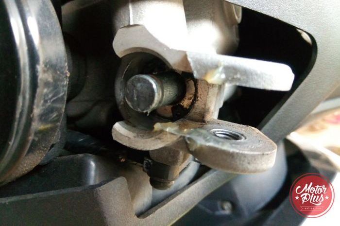 Cukup lumasi pakai gemuk atau grease as master rem, yang berada di belakang karet boot supaya rem enggak bagel ataupun seret