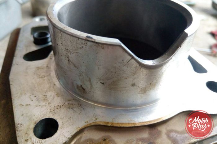 Fungsi coak  vital, yakni memberi ruang agar oli yang menyemprot ke bawah piston dari lubang kecil di sebelah kanan tidak terhalang.

