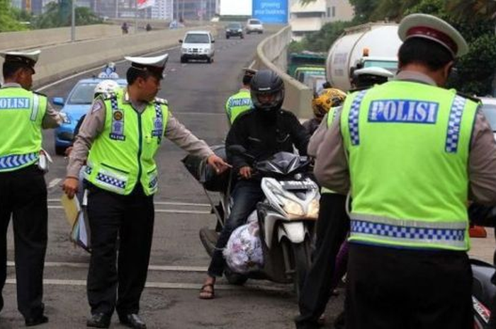 Sejumlah pengendara motor melawan arus di jalan layang non tol (JLNT) Kampung Melayu-Tanah Abang. Para pengendara ini melakukan contra flow untuk menghindari razia yang dilakukan pihak kepolisian di ujung jalur JLNT.

