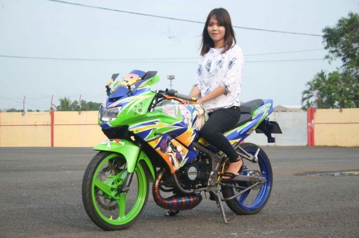 Berbekal karena kesukaannya itu lantas coba diterapkan sosok Luffy dan penggalan cerita One Pieces untuk dibalurkan pada bodi Kawasaki Ninja 150 RR besutannya.

