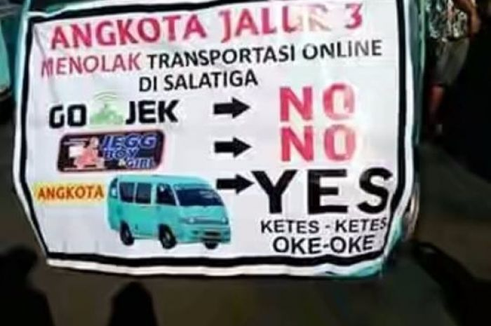 Di bundaran Taman Sari, Salatiga Rabu kemarin (26/7) para sopir angkutan umum menggelar unjuk rasa menentang beroperasinya ojek online di Salatiga.