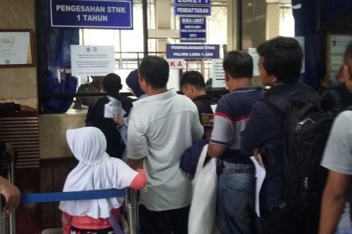 Razia Penunggak Pajak Bikin Samsat Jakarta Timur Diserbu Wajib Pajak 