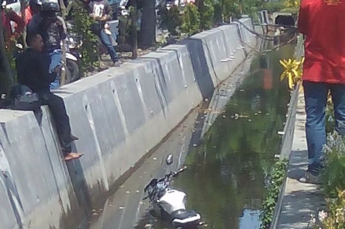 Biker pemilik motornya enggak kelihatan tuh