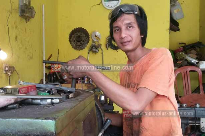 Hobi utak atik motor tentunya akrab dengan las dan bubut. Bagi sobat yang berada di sekitaran Manonjaya, kabupaten Tasikmalaya Jawa Barat, bisa menyambangi Agus Bubut.