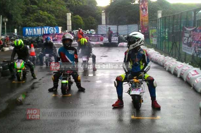 Cuaca Sabtu ini (24/9) sejak pukul 15:20 bikin 116 peserta memaksa MOTOR Plus MiniGP BurTor Championship 2016 dihentikan sesaat. Genangan air hujan yang enggak stop bikin balapan MOTOR Plus MiniGP BurTor Championship 2016
