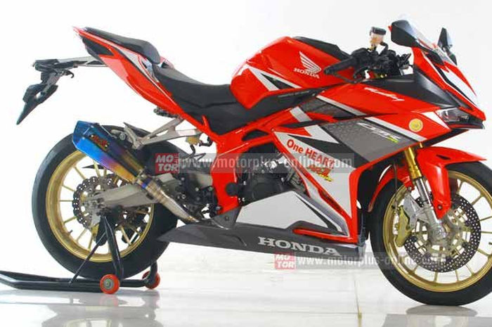 Standarnya saja, sudah bikin biker Tanah Air kesengsem! Apalagi kalau sudah dimodif! Beuh.. bisa bikin ‘ejakulasi dini’ dah, ups! Nih.. tengok saja modifikasi All New Honda CBR250RR versi tim balap ini.
