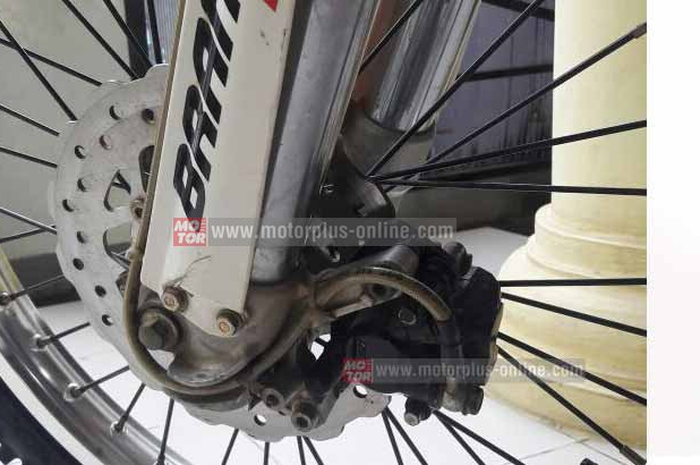 Ini yang bikin para off-roaders agak risih saat turun ke jalur ekstrim yang banyak handicap-nya. Sebab, cakram rawan mentok yang bikin bengkok. Makanya, banyak yang pakai cakram Honda GL Pro di trail biar enggak mentok.