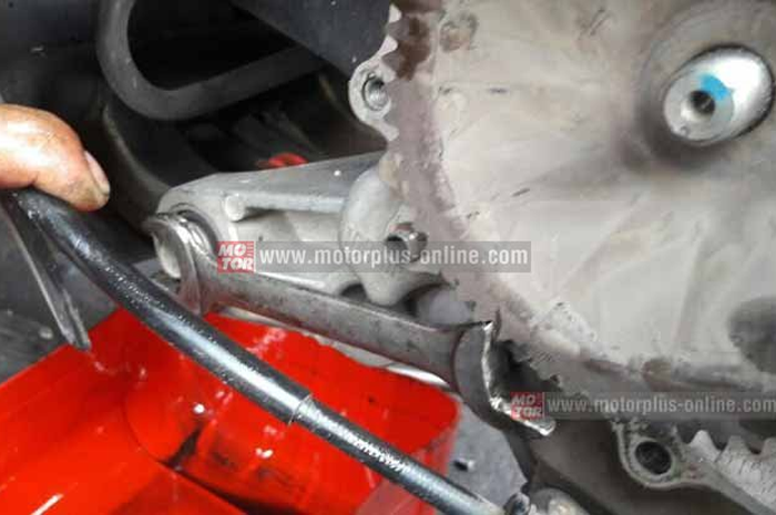 Buat sobat yang doyan utak atik CVT, mungkin suka kesulitan bongkar puli depan tanpa pakai alat khusus yang namanya tracker. Kebanyakan pada ngakalin menahan putaran gigi puli pakai baut. Tapi, nih cara bikin sendiri tracker puli depan