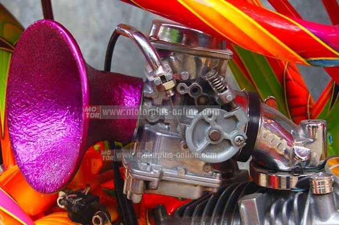 ternyata pemasangan velocity stack ini enggak melulu menyangkut performa. Bisa juga buat gaya-gayaan di ajang kontes modifikasi. Ada cara nih bikin velocity stack gaul