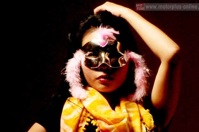 Indikasi cabe-cabean itu terlihat jelas dari penampakan dan cara pakaian bagaimana para gadis belia ini dalam bergaul. Mengenakan baju tipis, celana pendek, beberapa di antaranya ada yang mengenakan celana panjang, dan sebatang rokok di tangan.