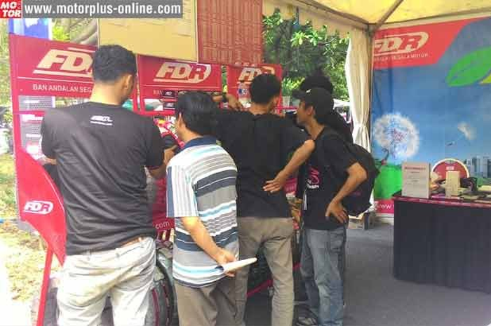 Ban FDR Eco Smart Tyre (EST) di Burtor 2014 cukup dapat perhatian pengunjung. "Memang itu target kami. Apalagi, di sini khusus acara anak motor. Kalau penjualan si cuma pelengkap," Lim Agus, Supervisor PT Sigma Jaya Abadi, distributor FDR untuk Jakar