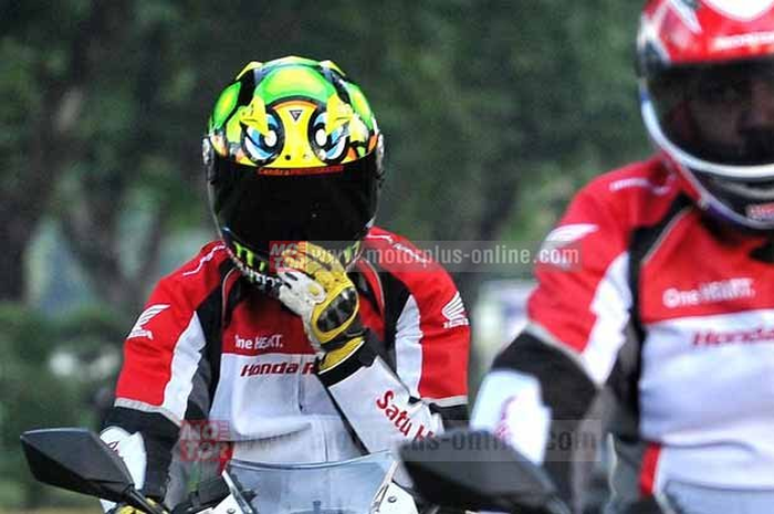 Sebelum membeli helm sebaiknya lakukan fitting pada helm untuk memastikan helm benar-benar nyaman digunakan.