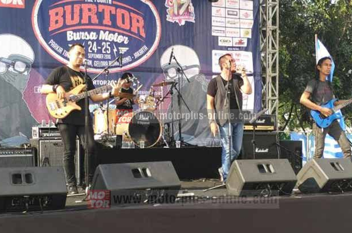 Minggu sore giliran Flash Band semarakkan suasana BurTor 2016. Musik keras dari Flash Band manjakan pengunjung BurTor hari