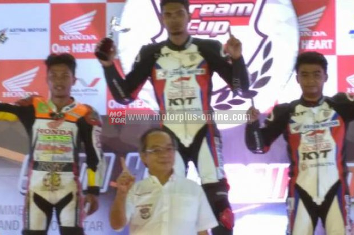 Andi Farhat, Juara Nasional Road Race Indonesia 2015 jadi tercepat di race I di HDC,  Sidrap malam ini (15/10).  Selama 15 lap Andi bersaing dengan teman setim, Anis KS di sirkuit Puncak Mario, Sidrap, Sulawesi Selatan.