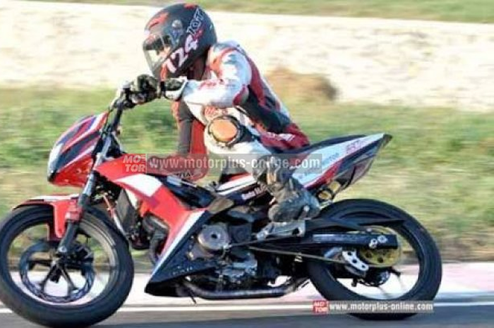 Tahun kedua Honda Dream Cup (HDC) yang digelar di sirkuit Puncak Mario, kemarin malam (14/10) dan hari ini (15/10) tetap diikuti banyak starter. Dilihat dari hasil kualifikasi HDC Sidrap tahun ini starter lebih dari 60.