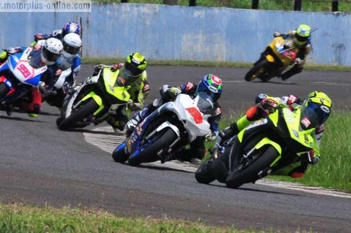 Bikin kejutan rider asal Palu, Sulawesi Tenggara, Janoer Adhetrio S dari tim Sidrap BAF Akaijaya Feat MBKW2 jadi yang tercepat di babak QTT Sport 250 cc Yamaha Sunday Race Seri II, Sentul, hari ini (23/4). Deden, panggilan akrab Janoer Adhetrio S mam