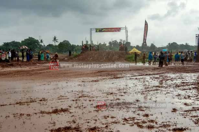 Sebanyak hampir 400 starter dengan 200 pembalap, mengikuti event grasstrack yang bertajuk Segitiga Baja Open Championship 2017, yang digelar di Perumahan Vida Bumipala, Bekasi, Jawa Barat.