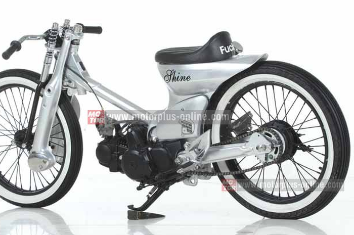 Untuk memodif Honda Astrea 700 BoardTracker, pelek pakai merek DID ukuran 1,40x18” di depan dan 1,80x18” di belakang. Teromolnya pakai merek Trusty. Sementara bannya andalkan merek Swallow ukuran 2,75-18 (depan) dan 3,25-18” di belakang.