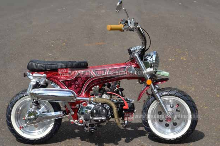 Tampilan Honda Dax 70, jadi inspirasi Dhika from Kuningan, Jawa Barat, untuk diaplikasi pada tunggangan kesayangannya. Yes, modif jadi Honda Supra X-125 Jadi Dax 70. Alhasil, bebek yang tadinya berdimensi lumayan besar, berubah layaknya motor kuntet.