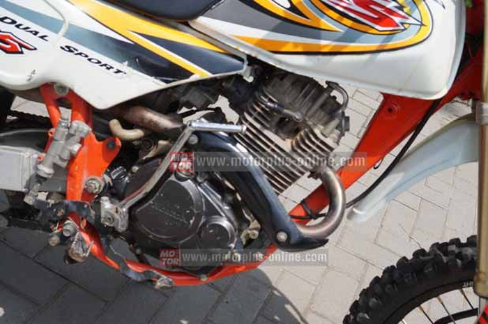 Imbas penggantian mesin yang berdimensi lebih besar, tentunya memerlukan penyesuaian di frame. Selain mounting yang perlu dibikin baru, bagian tertentu juga ada yang harus direka ulang. “Bar yang ada di bawah backbone, ternyata mentok head mesin Tige